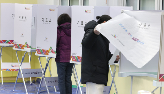 제20대 대통령선거일인 9일 오전 서울 노원구 상원초등학교에 마련된 상계9동 제3투표소에서 유권자들이 투표를 위해 기표소에 들어서있다.  연합뉴스